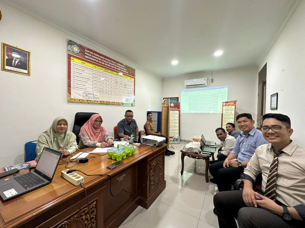 Foto bersama kaprodi serta para dosen